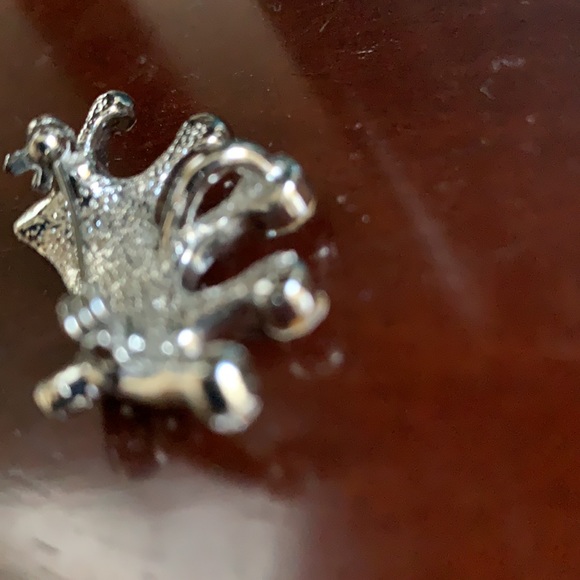 Queen brooch pin / necklace with Keep calm carry on cup - Picture 6 of 7